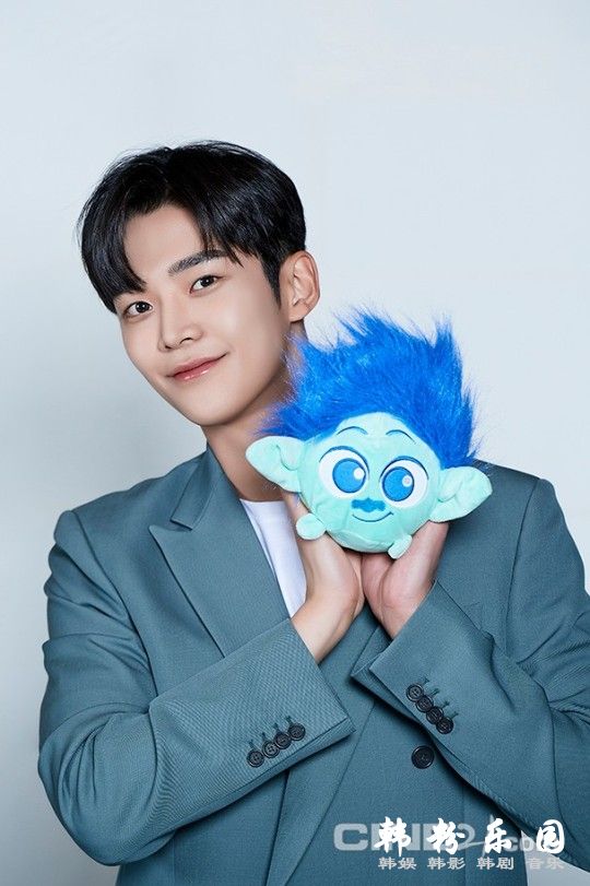 男团SF9成员金路云 拍最新的电影杂志封面写真