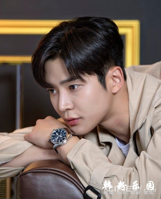 男团SF9成员金路云 拍最新的电影杂志封面写真