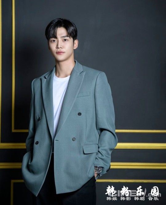 男团SF9成员金路云 拍最新的电影杂志封面写真