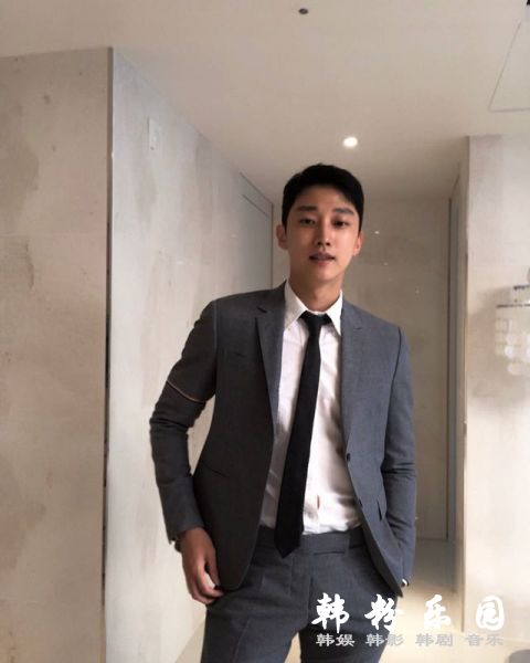 看惯了 振永 逗号发型 真的有点不习惯