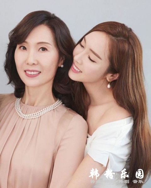 Jessica公开妈妈合影:一家都是美女