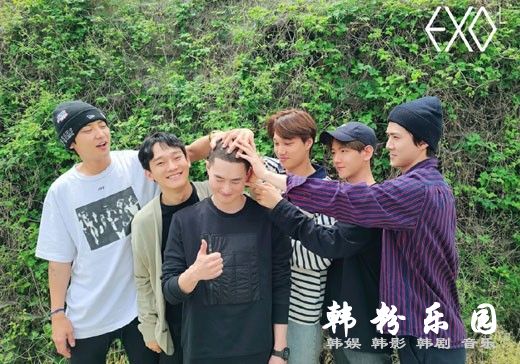 暂别照？EXO成员SUHO参军前公布与其他成员合影
