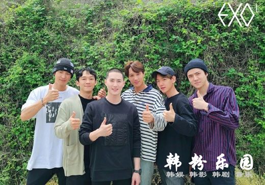 暂别照？EXO成员SUHO参军前公布与其他成员合影