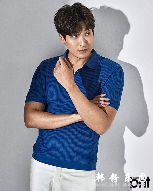 郑糠云 秀身材展现成熟性感魅力 最新杂志写真曝光 