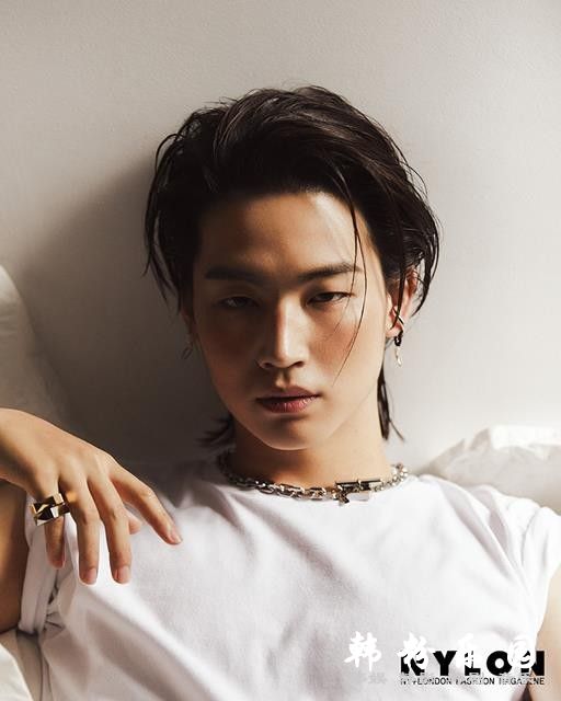 GOT7成员JB写真曝光 散发男性魅力 浴缸照眼神强烈