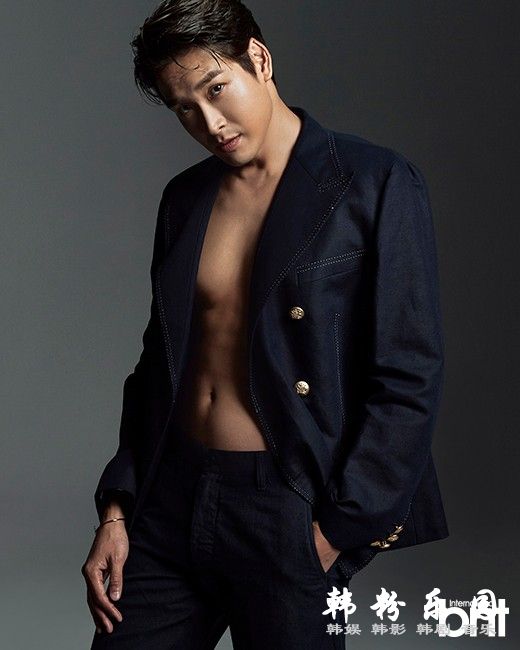 郑糠云 秀身材展现成熟性感魅力 最新杂志写真曝光 