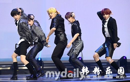 韩男团TOMORROW X TOGETHER新专辑发布会