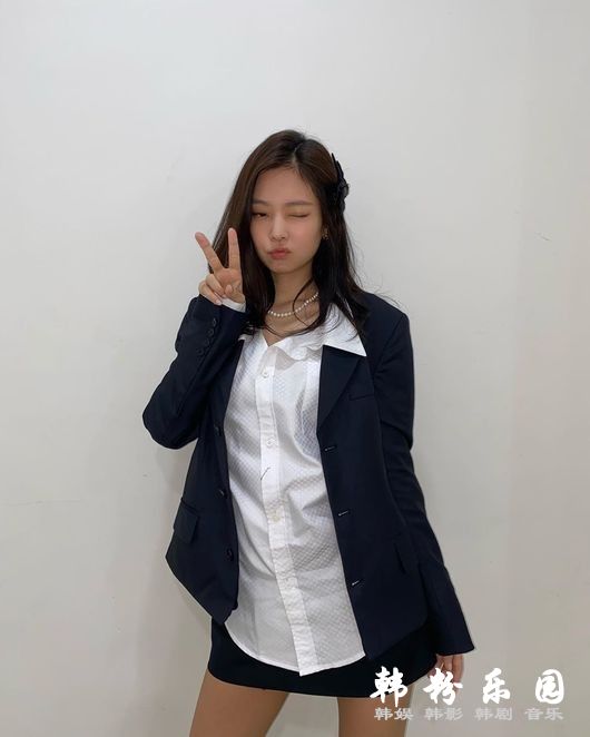JENNIE 西装短裤秀完美时尚消化力 社交网站发近照
