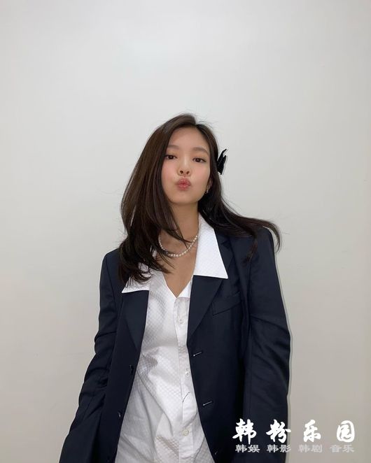 JENNIE 西装短裤秀完美时尚消化力 社交网站发近照