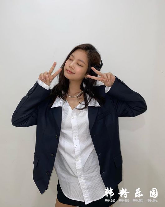 JENNIE 西装短裤秀完美时尚消化力 社交网站发近照