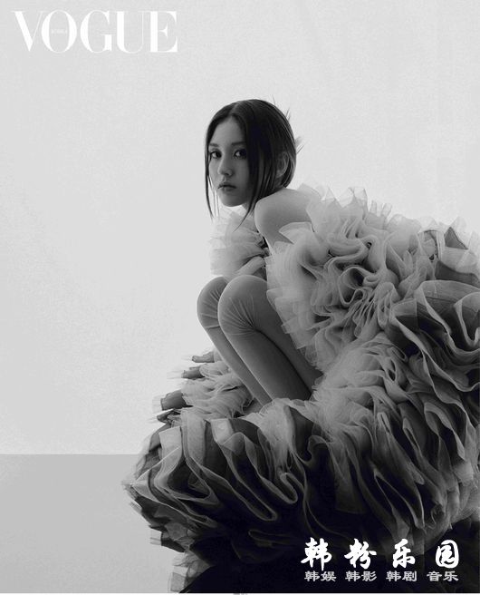 全昭弥 黑短裙展现成熟优雅魅力 最新写真曝光