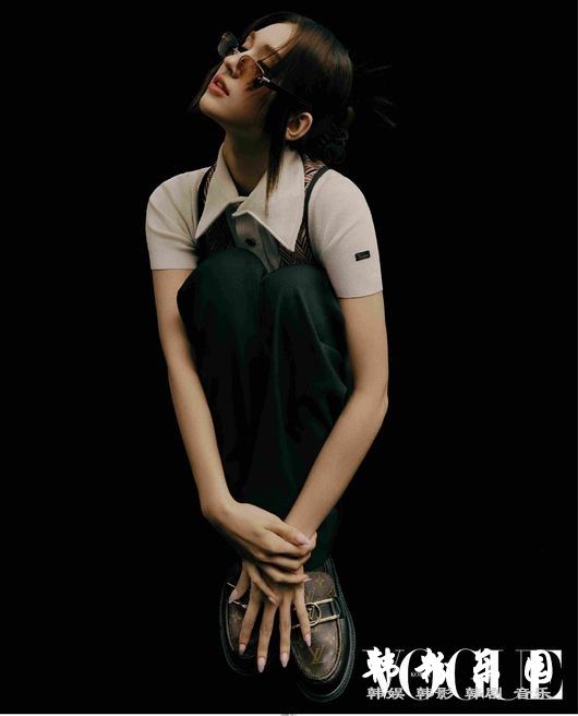 全昭弥 黑短裙展现成熟优雅魅力 最新写真曝光