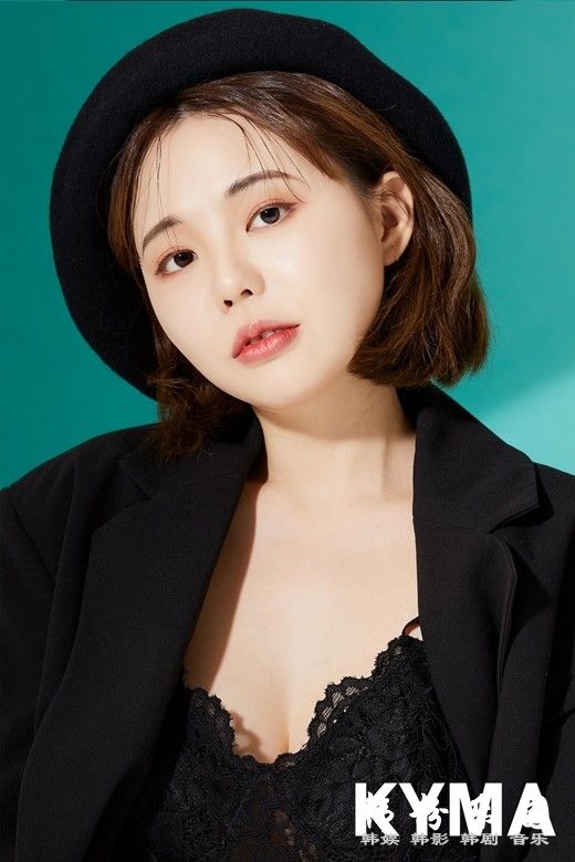 洪英琪 干净妆容展文静甜美魅力 最新写真曝光