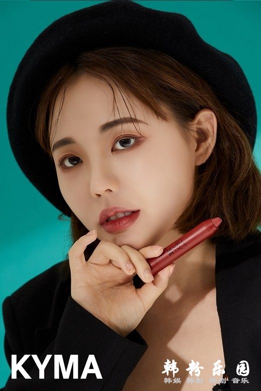 洪英琪 干净妆容展文静甜美魅力 最新写真曝光