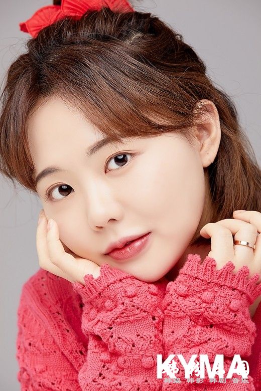 洪英琪 干净妆容展文静甜美魅力 最新写真曝光