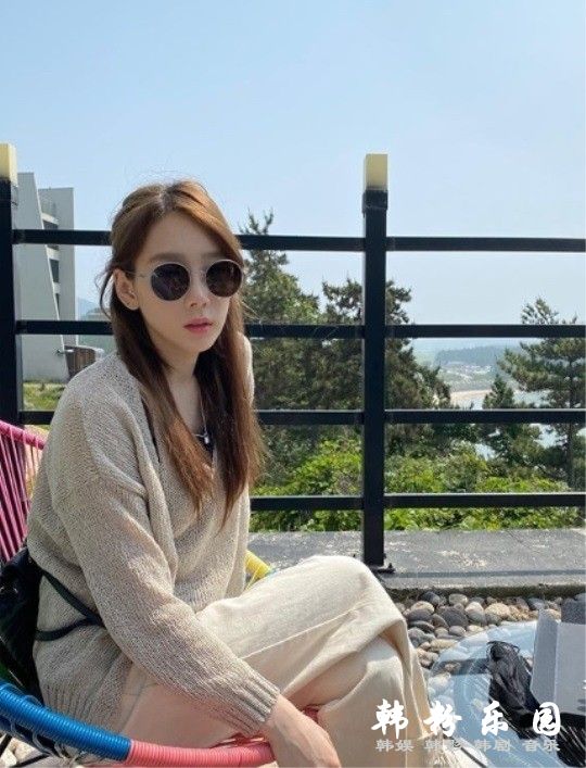 泰妍 戴墨镜阳台上晒太阳愉快惬意 晒甜美近照