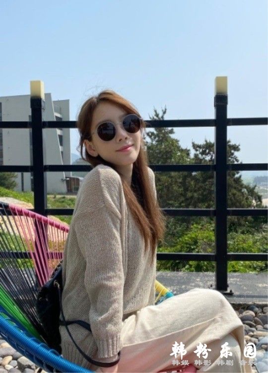 泰妍 戴墨镜阳台上晒太阳愉快惬意 晒甜美近照