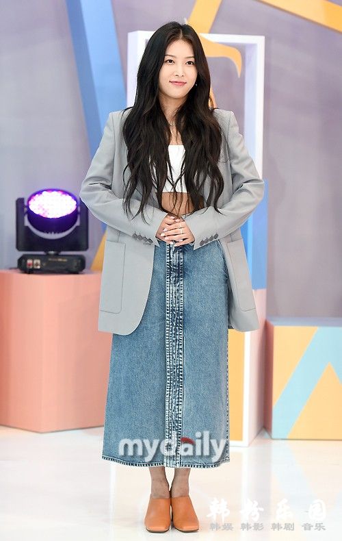 金宥斌 露脐装秀完美好身材 参加电视节目录制 