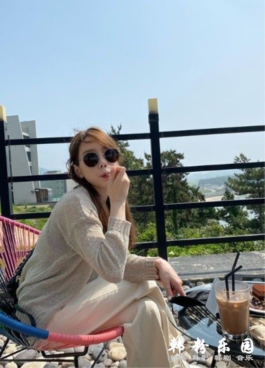 泰妍 戴墨镜阳台上晒太阳愉快惬意 晒甜美近照