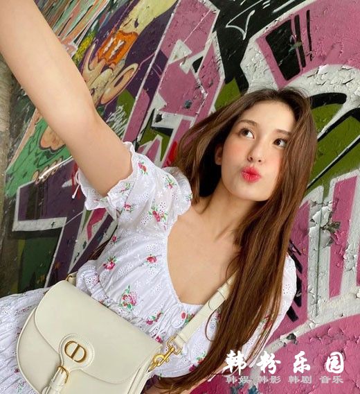 全昭弥 白色蛋糕褶连衣裙清纯可爱 晒甜美近照