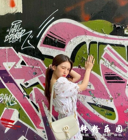 全昭弥 白色蛋糕褶连衣裙清纯可爱 晒甜美近照