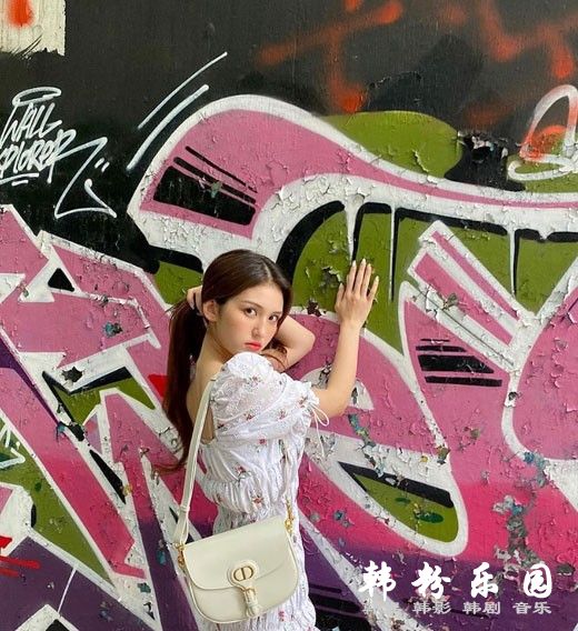 全昭弥 白色蛋糕褶连衣裙清纯可爱 晒甜美近照