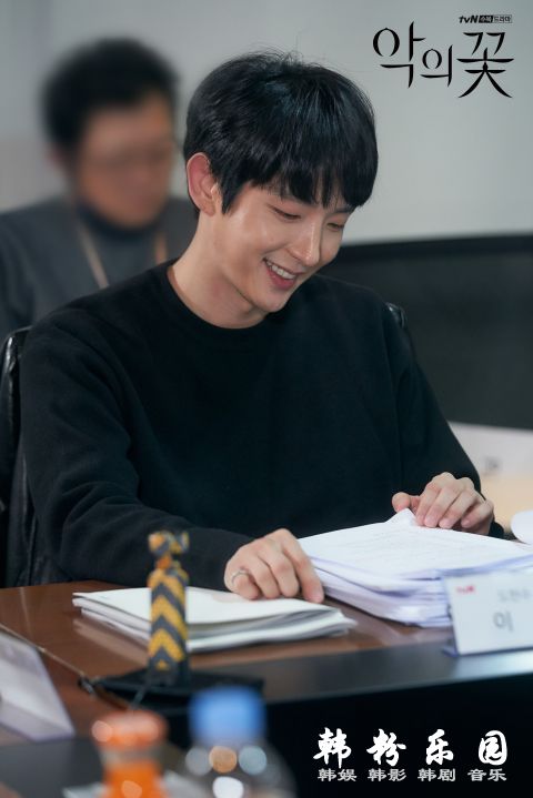 《恶之花》文彩元 李准基 合作 变身、追踪、恋情