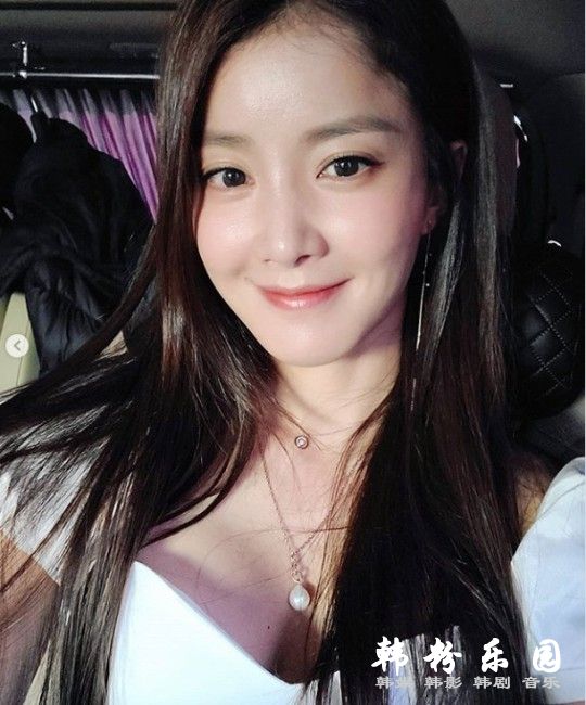 李诗英 泡泡袖低胸上衣秀绝美锁骨 晒甜美近照