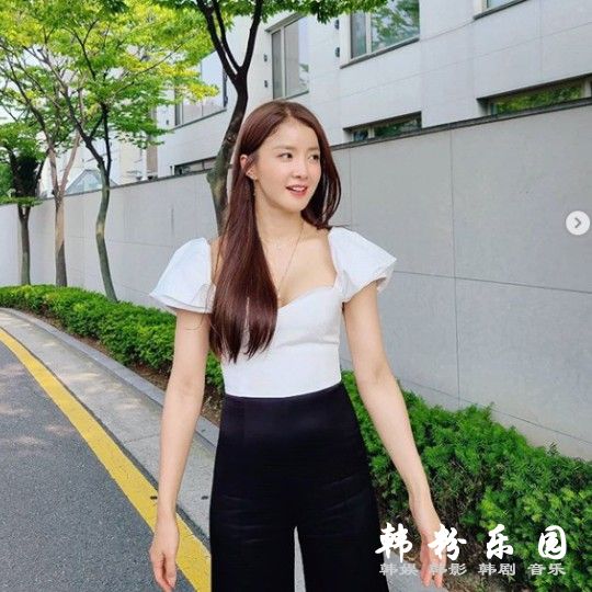 李诗英 泡泡袖低胸上衣秀绝美锁骨 晒甜美近照