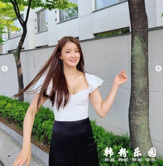 李诗英 泡泡袖低胸上衣秀绝美锁骨 晒甜美近照