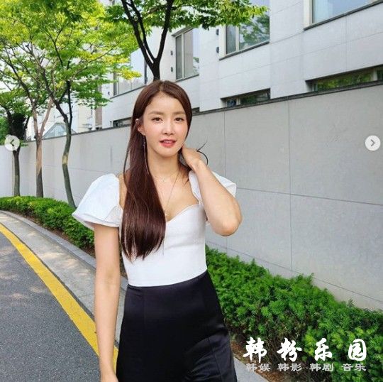 李诗英 泡泡袖低胸上衣秀绝美锁骨 晒甜美近照
