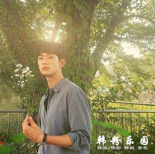 金秀贤 眼神深邃氛围感十足  SNS发照秀帅气俊郎容貌