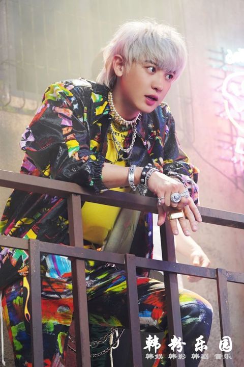 EXO 灿烈出演音乐电影《The Box》饰演歌手志愿生