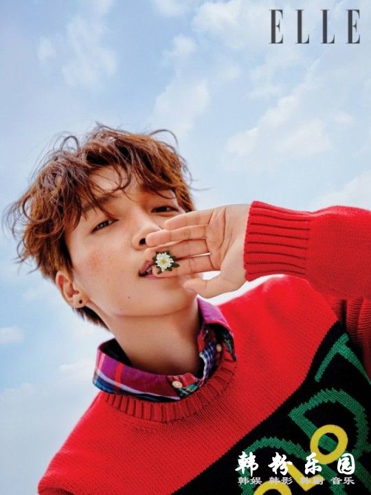 郑世云 怀抱吉他少年感十足 最新杂志写真曝光