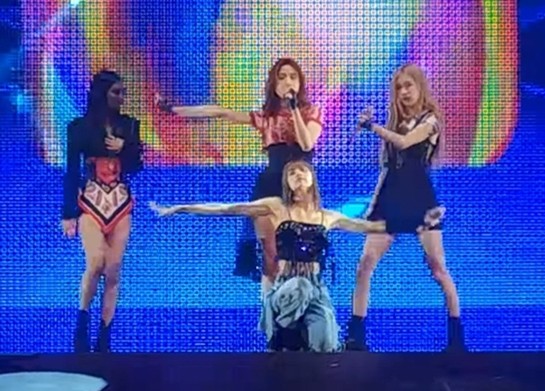 Jennie舞台中上衣崩开差点走光 尴尬捂胸口左右晃