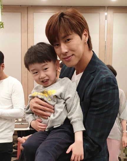 东方神起郑允浩出席外甥女周岁宴 与众人互动开心