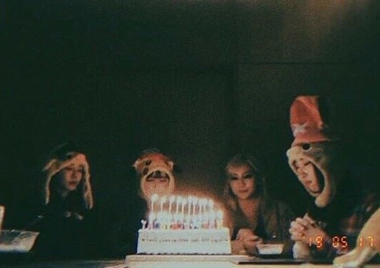 2ne1出道10周年 朴春Dara等成员罕见合体直播