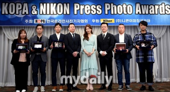 裴秀智出席摄影记者协会颁奖礼 灿笑上镜奖