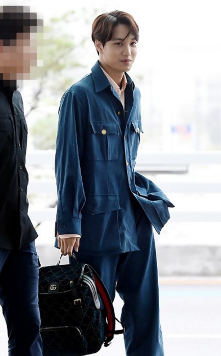 EXO成员KAI 穿牛仔工装浅笑心情好 现身机场飞罗马