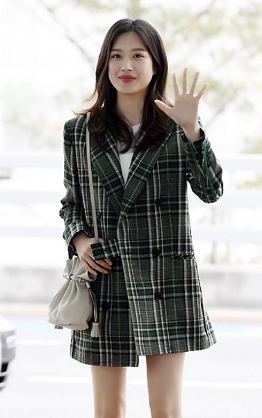 韩女星文佳英飞往大阪 机场比心甜笑秀美腿