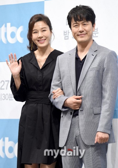 金荷娜 甘宇成 出席JTBC新月火剧《风在吹》发布会